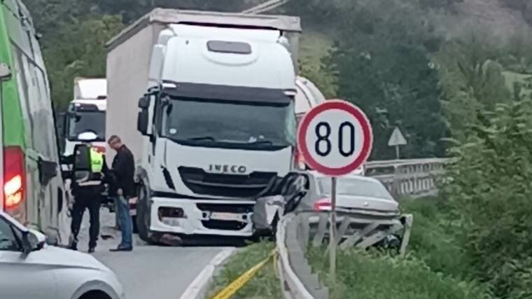 Teška nesreća u Donjim Ravnama: Dva putnička i dva teretna vozila sudarila se, saobraćaj otežan