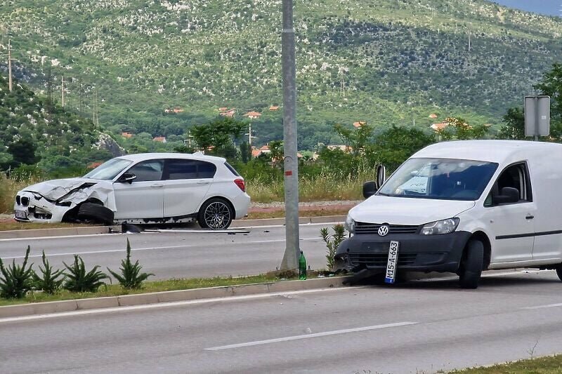 Ozbiljne tjelesne povrede u sudaru vozila u Mostaru: BMW i Caddy pretrpjeli veliku materijalnu štetu