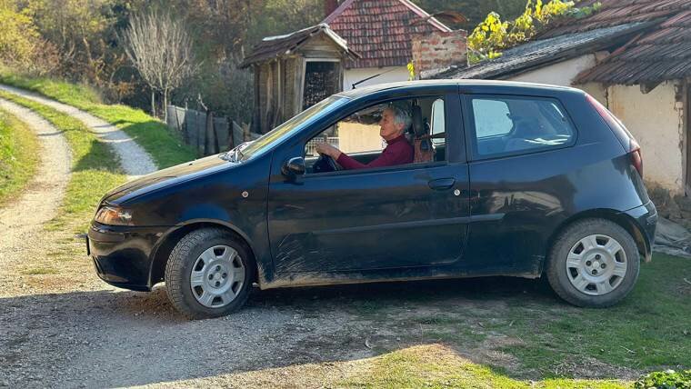 Upornost i podrška porodice: 71-godišnja Zorka prva u svojim godinama koja je postala vozačica