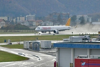 Putnici razočarani - otkazani letovi za Beč i Zagreb, nepovoljne vremenske prilike i dalje prave kaos na aerodromu