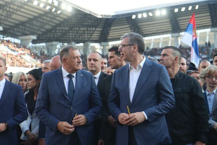 Napetost u regionu: Vučić o zločinima u Srebrenici i odnosu sa Ukrajinom na skupštini srpskog naroda