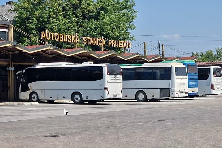 Prijedor: Uslovna kazna i novčana kazna za optuženog koji je brutalno napao putnika u autobusu zbog odbijanja nošenja maske