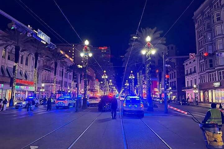 Policija u akciji nakon što je napadač automobilom uletio u masu ljudi i započeo pucnjavu