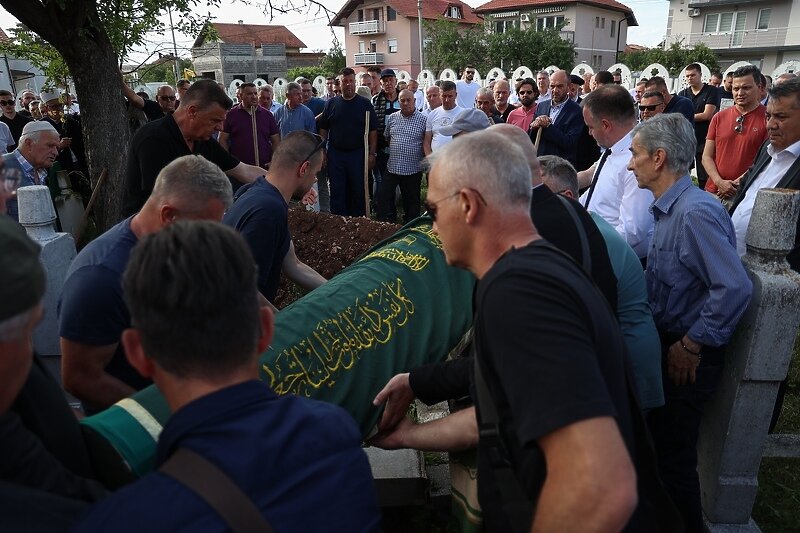 Pamtićemo ga kao lidera i sportskog zaljubljenika: Komemoracija za Begića na aerodromu Sarajevo
