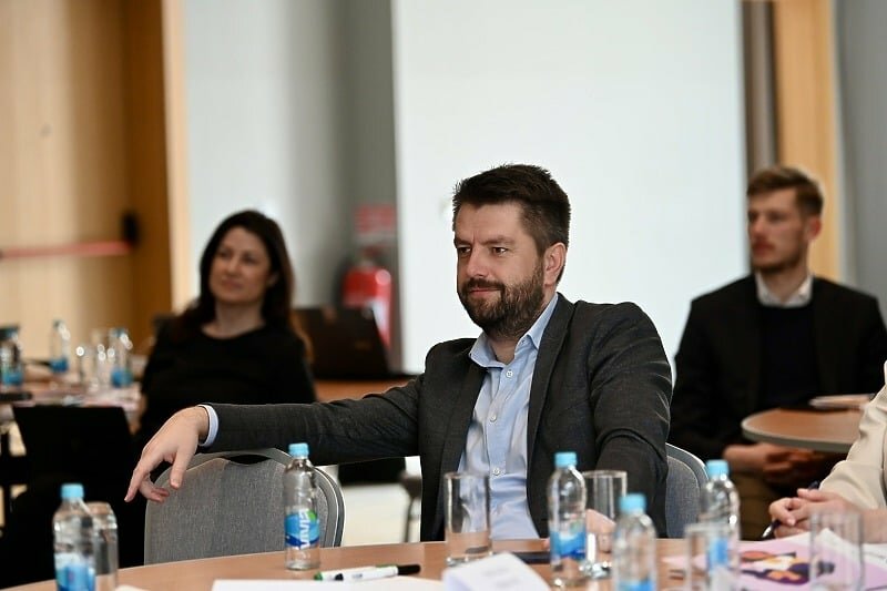 Ključna pitanja i dalje izazivaju nesuglasice među probosanskim strankama
