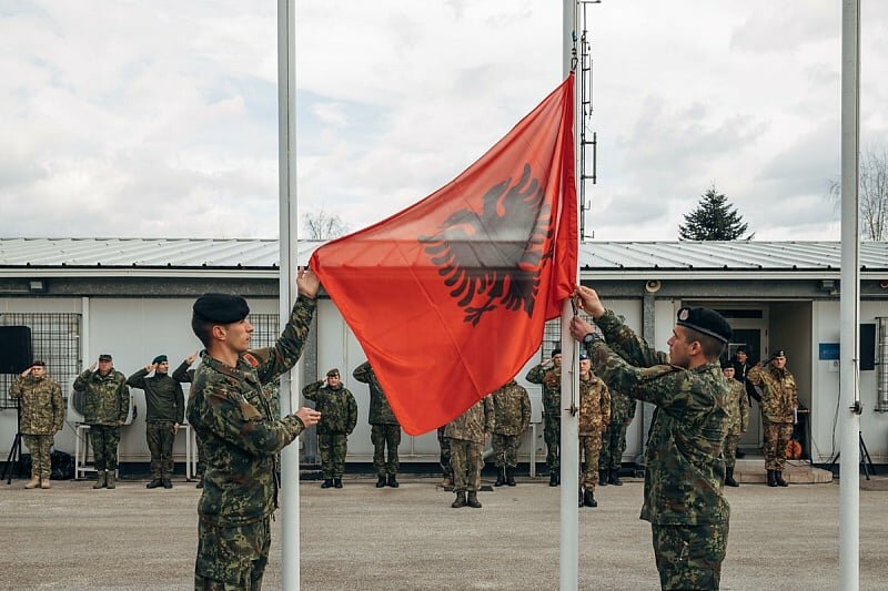 Podizanje zastave Albanije na ceremoniji pristupanja NATO savezu u Rumuniji