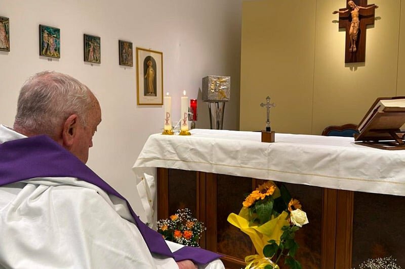 Vatikan saopštio: Papa koristi manje mehaničkih pomagala, ali još uvijek u bolnici