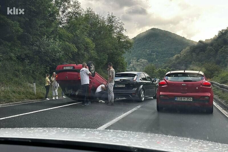 Vozač, koji je ostao nepovrijeđen, ispričao je da je izgubio kontrolu nad vozilom zbog mokre i skliske ceste, te da je brzo reagovao kako bi izbjegao udar u drugo vozilo