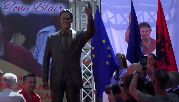 Velika ceremonija u Uroševcu: Otkriven spomenik Tonyju Blairu sa porukom od britanskog premijera