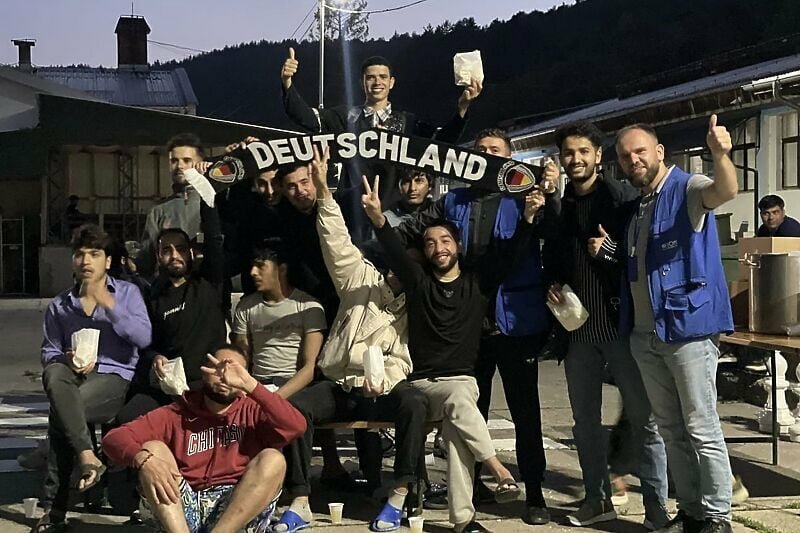 Fotografije iz Blažuja otkrivaju neobičnu scenu: Migranti pratili utakmicu na otvorenom prostoru