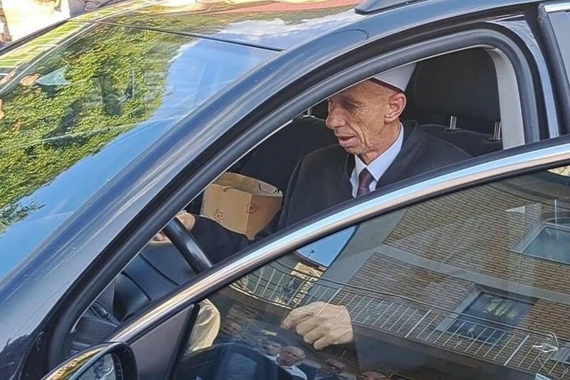 Mještani Balačića darovali efendiji automobil u znak zahvalnosti za godine predanog rada