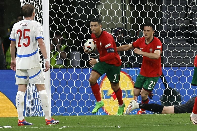 Internacionalna sudija ekipa za nadgledanje utakmice između Juventusa i RB Leipziga