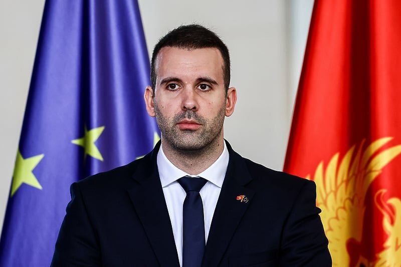 Međutim, još uvijek postoje pojedinci koji nisu odgovarali za ovaj zločin, a koji su i dalje na slobodi