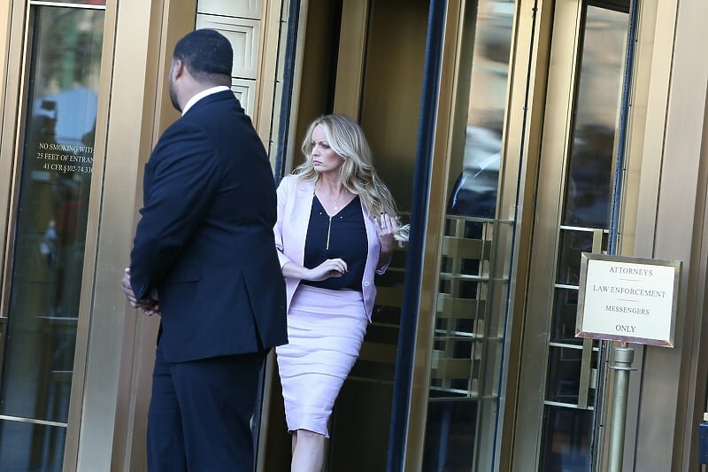 Na pitanje novinara da li se osjeća kao pobjednica nakon što je priznato da je Trump platio novac da bi šutjela o aferi, Daniels je odgovorila da se osjeća olakšano što se istina napokon iznosi na vidjelo