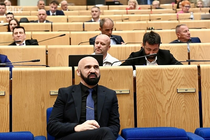 Ministar Isak odbija ponude za premijera, ističe produktivnost i vjernost svojoj vladi