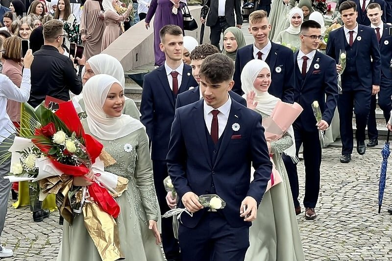 Tragom tradicije: Učenici 348. generacije Behram-begove medrese prošetali ulicama Tuzle