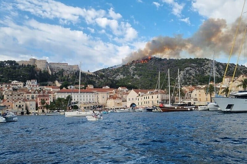 Vatrena opasnost na dalmatinskim otocima: Požar na Hvaru pod kontrolom, dok se Dubrovnik oporavlja od sinoćnjeg požara