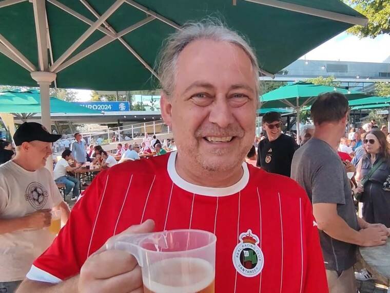 Neobični navijači na velikom meču: Crveni dres iz treće lige zauzeo mjesto u fan-zoni