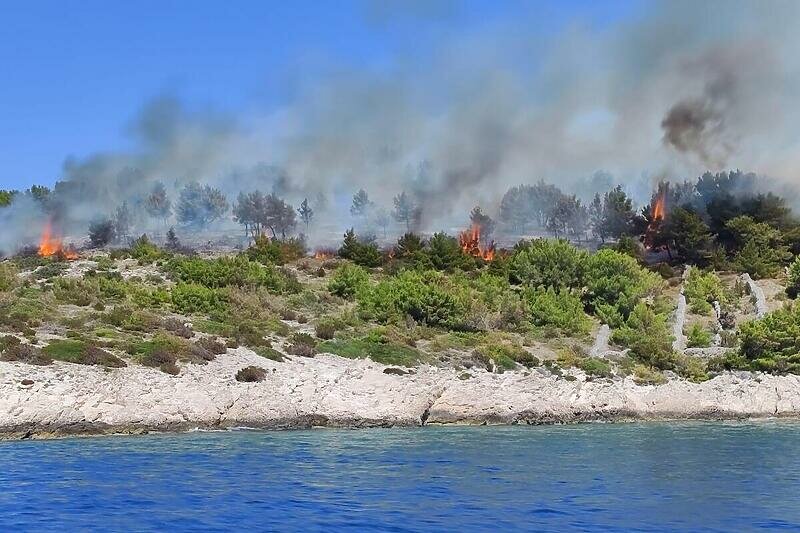 Požar na Braču pod kontrolom - sanacija i gašenje u tijeku