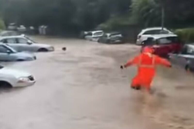 Nevrijeme pogodilo Srbiju: Pogledajte kako je hrabri muškarac spasio ženu u opasnosti