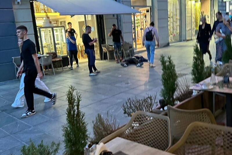 Pogledajte ekskluzivne fotografije: Muškarac leži na podu nakon sukoba u središtu Sarajeva