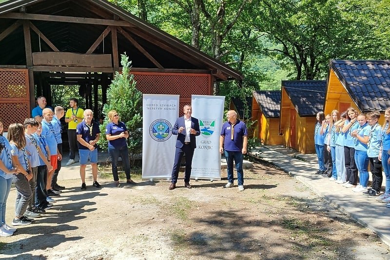 Boravak u prirodi postaje još ugodniji: Odred izviđača Neretva i grad Konjic ulažu u infrastrukturu kampa na Boračkom jezeru