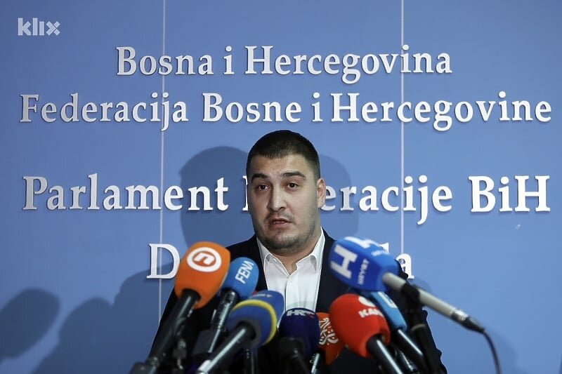 Ministar Delić pod pritiskom zbog putovanja u Dubai i spornog zakona o radu