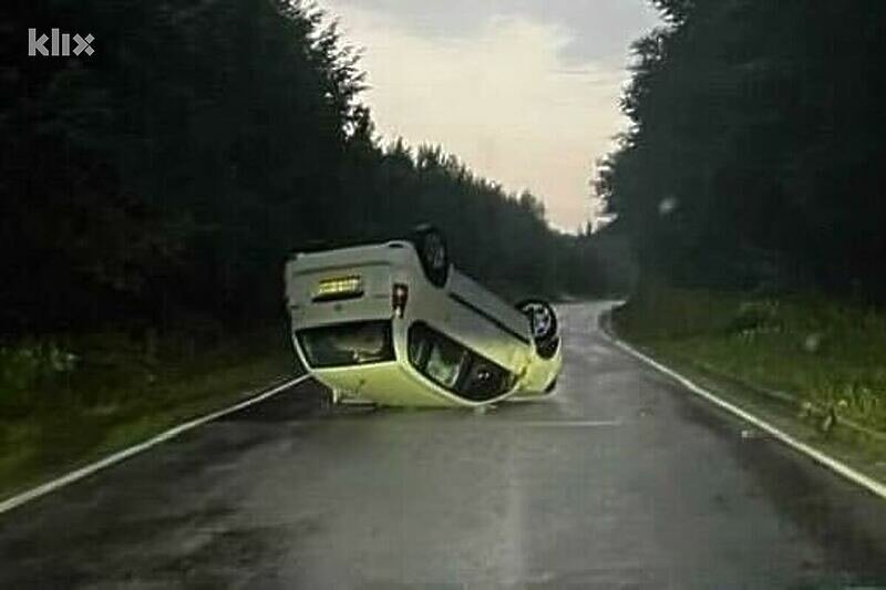 Automobil se prevrnuo na krov uslijed mokrih puteva: Vozač preživio sa povredama
