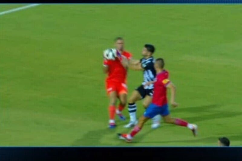 VAR tehnologija potvrdila opravdanost penala za Borac protiv PAOK-a: Pogledajte snimak neobične situacije na terenu