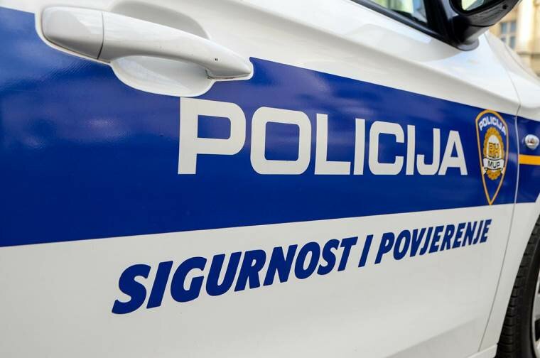 Dramatični snimci pucnjave: Muškarac u crnom automobilu izazvao kaos u središtu grada