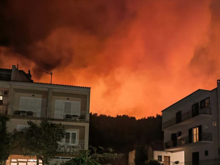Vatrogasci se bore sa teškom situacijom, evakuacija u dijelu Podgore