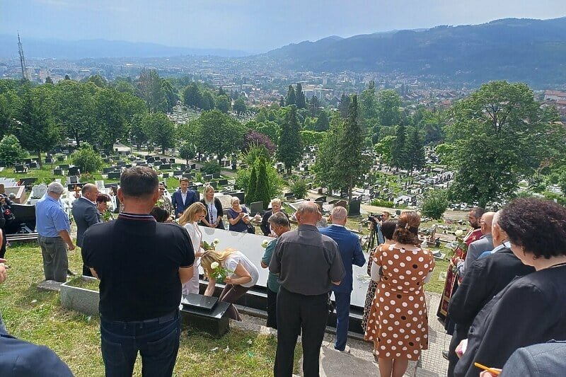 Polaganje cvijeća na Spomen-obilježje Život u znak sjećanja na 14 djece izgubljene zbog nedostatka kisika