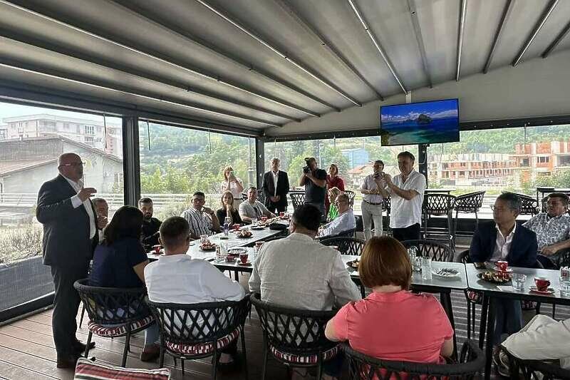 Ministar Hurtić i direktori nevladinih organizacija na panel sesiji Dana dijaspore u Travniku