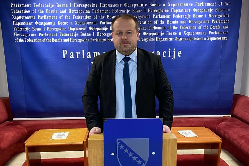 Nema novca za avione jer su prioritetne škole u Kiseljaku i Novom Travniku?