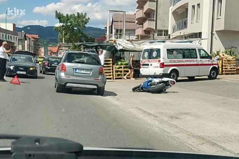 Osoba povrijeđena u sudaru vozila, motocikl impliciran u nesreći