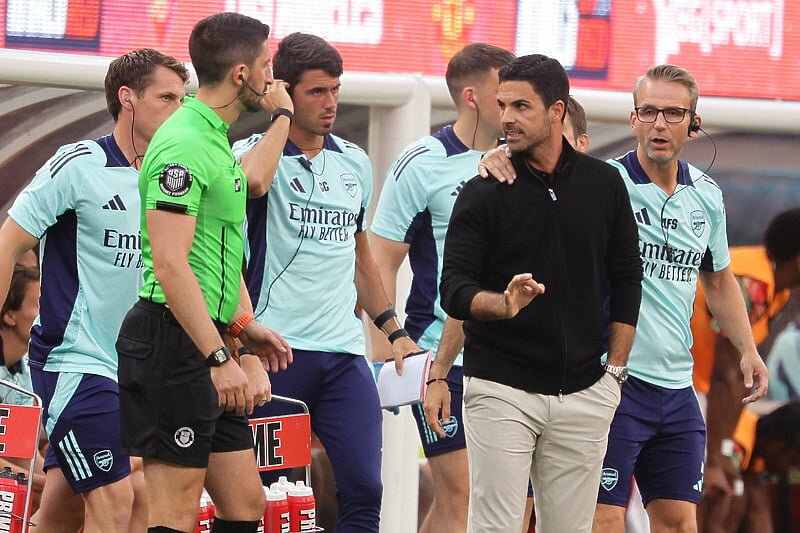 Atmosfera se mijenja nakon što je Arteta pružio objašnjenje za krađu u restoranu