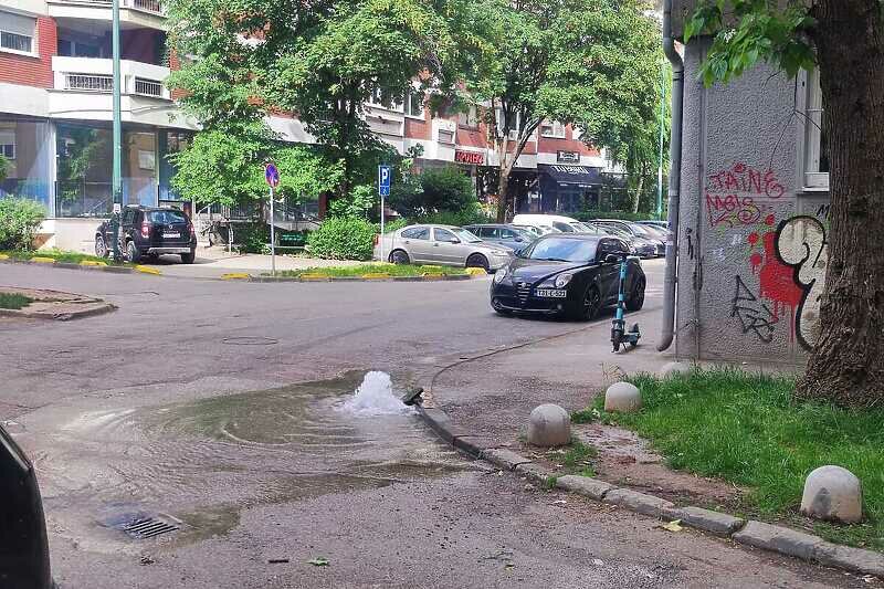 Neuspješna najava popodnevne normalizacije: Voda i dalje propušta na više lokacija u Sarajevu