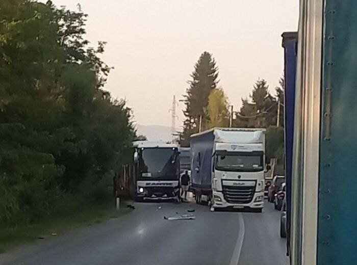 Nema povrijeđenih u jutarnjoj saobraćajnoj nesreći, ali vozila teško oštećena - potvrđeno u Policijskoj upravi Doboj