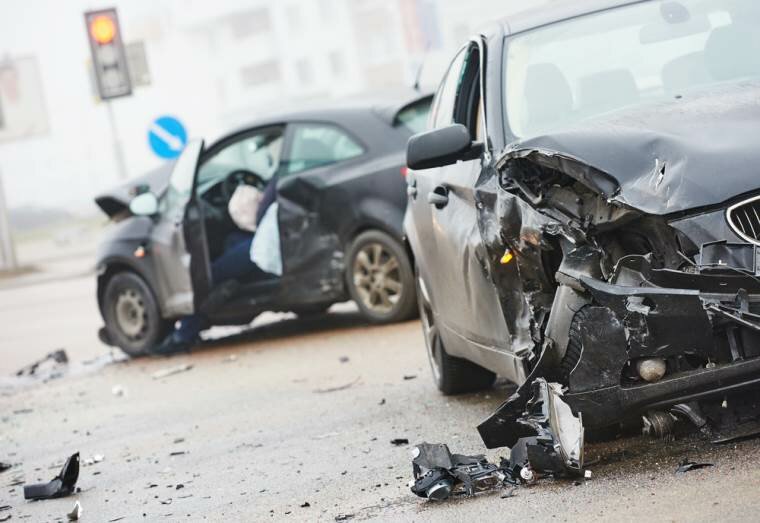 Jutarnja nesreća u Mostaru: Muškarci hitno prevezeni u bolnicu nakon sudara be-em-ve i opel astre