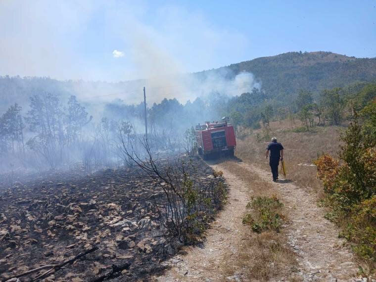 Helikopterska intervencija i pomoć Oružanih snaga spremne za gašenje požara u Bileći i Gacku