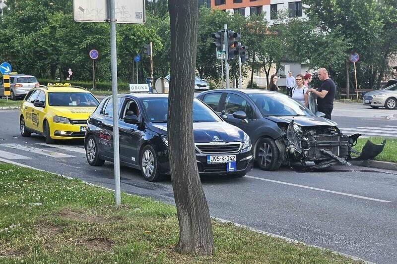Materijalna šteta i saobraćajne gužve u Dobrinji nakon sudara vozila i semafora