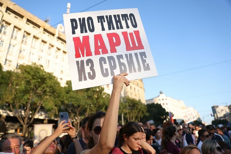 Optužbe za strano miješanje u Srbiji odbacila Evropska unija, dok se Vučić suočava sa protestima