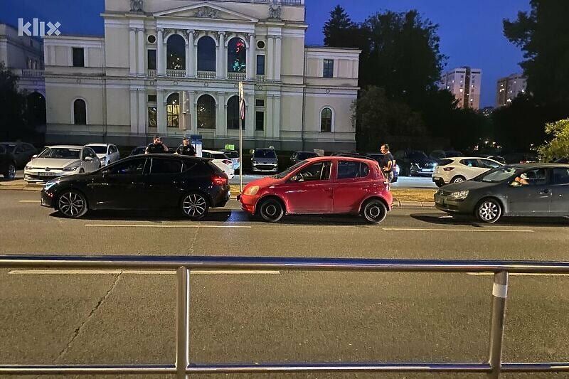 Opasnost u saobraćaju: Sudar vozila u blizini Zemaljskog muzeja u Sarajevu