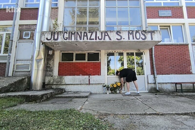Sanski Most žali za žrtvama užasnog zločina: Komemoracija i spuštanje zastava na pola koplja
