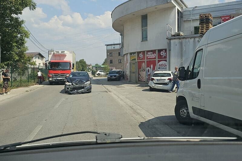 Nesreća bez povrijeđenih: Automobili pretrpjeli veliku materijalnu štetu u saobraćajnom incidentu u Sarajevu