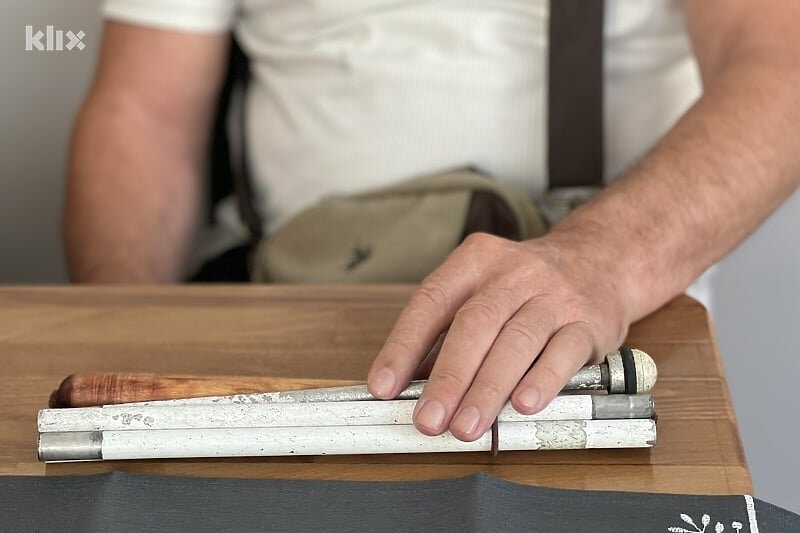 Slijepe osobe u BiH prepuštene same sebi: Nedostatak pomagala otežava svakodnevni život