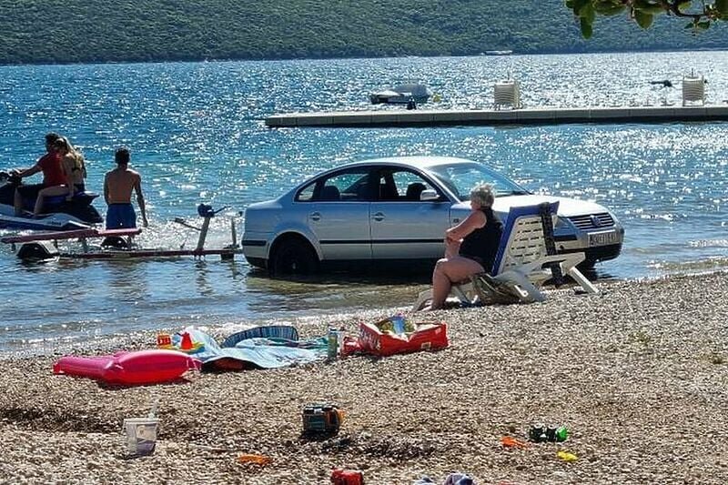 Nevjerovatni prizor na obali: Vozač u automobilu krenuo pravo u more!