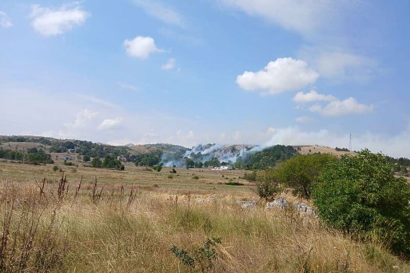 Vatrogasci brzom intervencijom spasili naselje od požara u Tomislavgradu