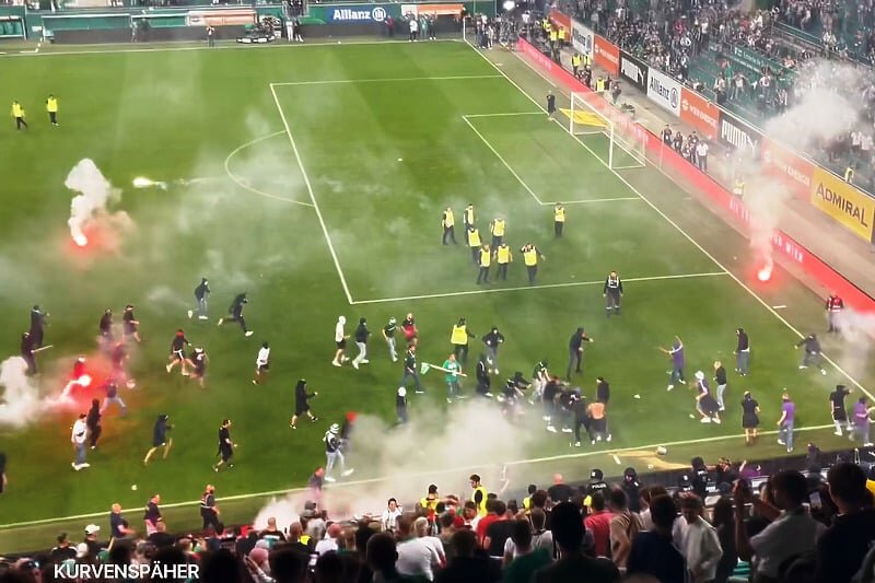 Uznemirujući prizori na nogometnom igralištu: Huligani brutalno napali simpatizera protivničke ekipe